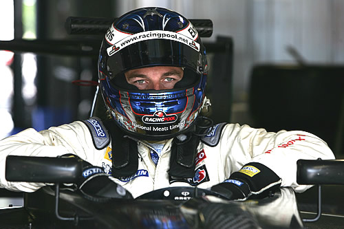 Chris van der Drift kruipt in zijn JD Motorsport Formula S2000 bolide