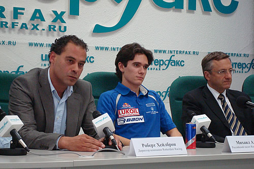 Persconferentie in Moskou met v.l.n.r. organisator Robert Heilbron, Red Bull-coureur Mikhail Aleshin en loco-burgemeester Vinogradov