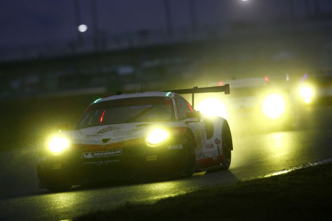 Porsche #912 in de nacht en regen