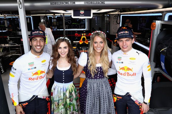 Max Verstappen en Daniel Ricciardo nemen twee Tiroler babes in de sandwich