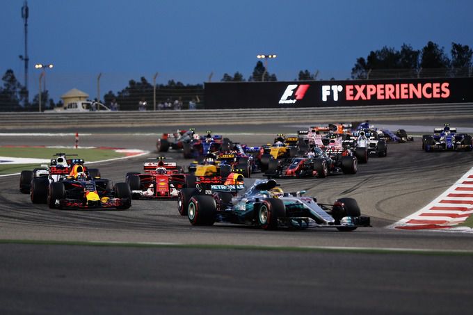 Formule 1 Max Verstappen achter Lewis Hamilton Mercedes