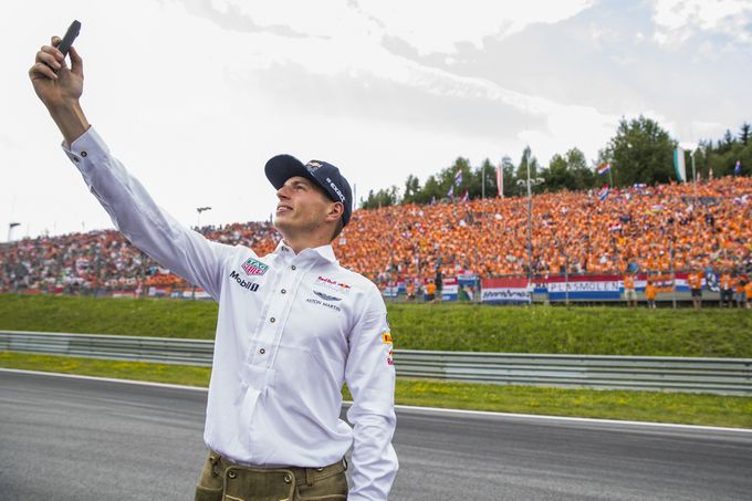 Max Verstappen voor oranje fans Formule 1 Red Bull Ring