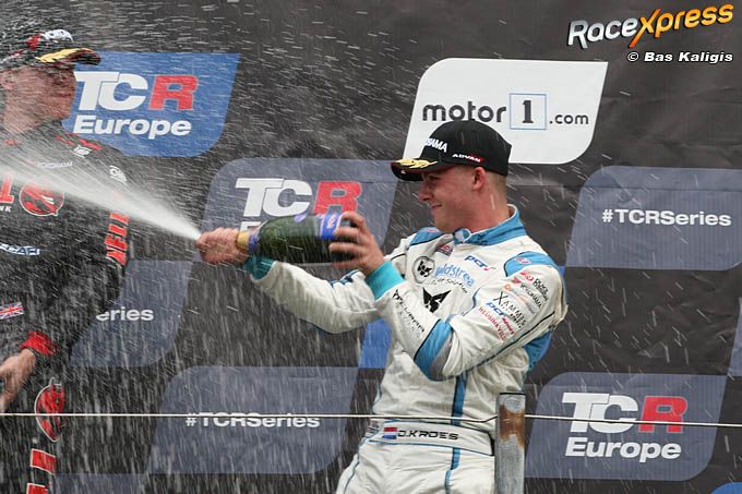 Danny Kroes champagne na podium TCR tijdens Jumbo Racedagen Zandvoort
