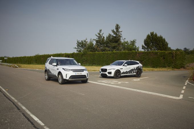 Connected modellen van Jaguar en Land Rover 'praten' met elkaar op 'connected wegen'