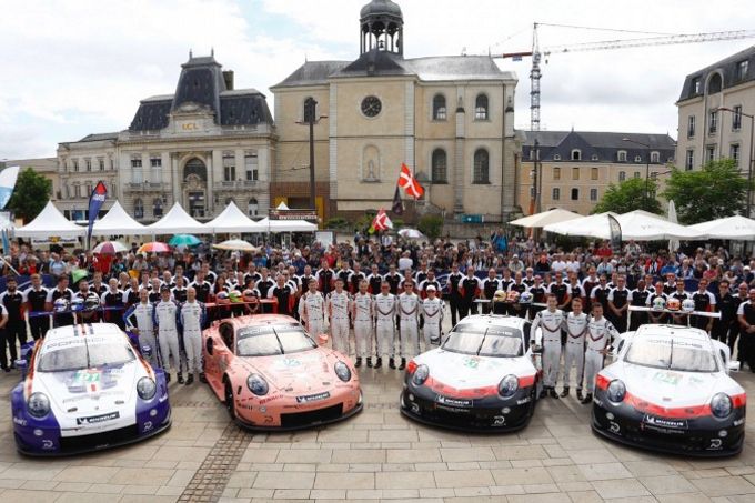 Tien Porsches 911 RSR aan de start tijdens 24 Uur van Le Mans