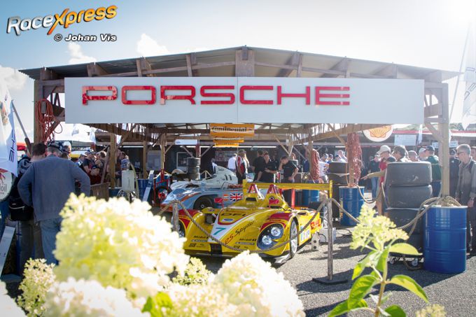 Porsche rijdt met klassieke fabrieksracers weer op de limiet