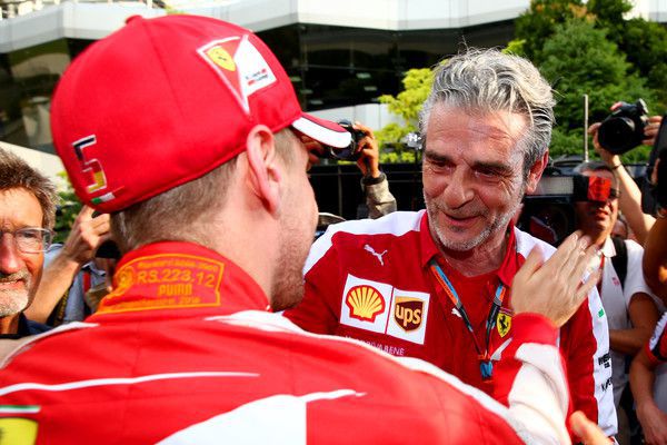 Maurizio Arrivabene feliciteert Vettel