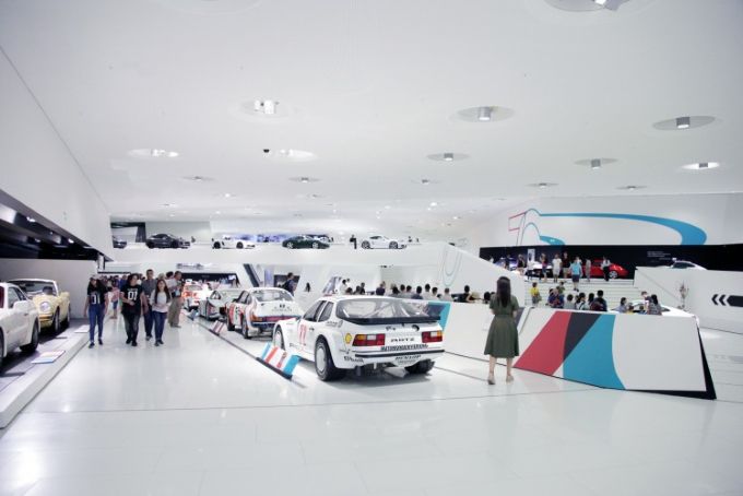 Tentoonstelling 70 jaar sportwagens van Porsche is ultieme tussenstop in Stuttgart