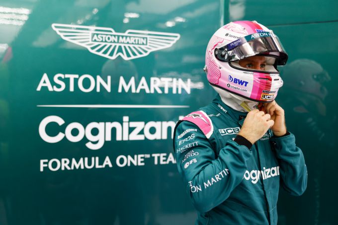 Sebastian Vettel F1 Aston Martin pitbox met nieuwe helm