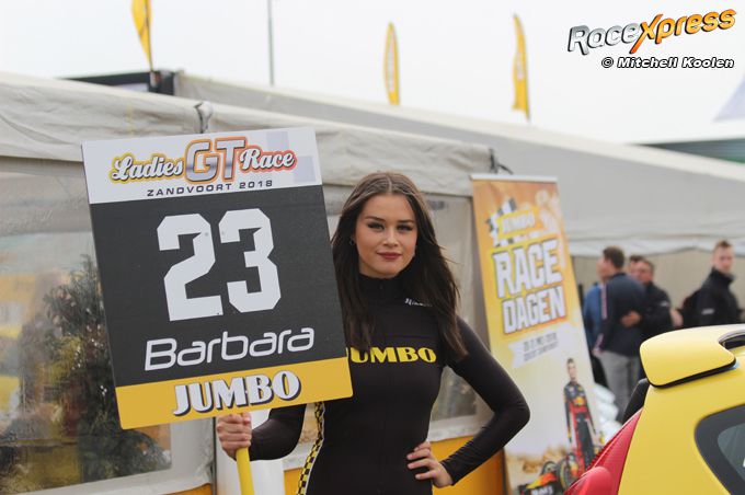 knappe Grid girl van Jumbo Supermarkten, sponsor van Max Verstappen in de spotlights: onze favoriet is nummer 23