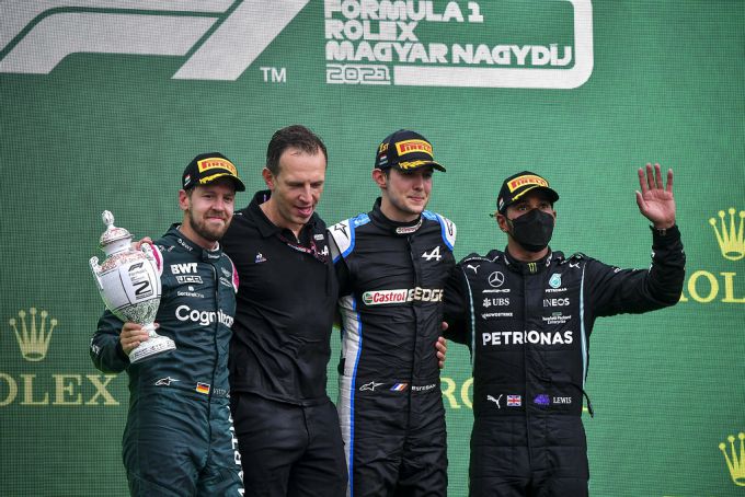 Lewis_Hamilton_podium_GP_Hongarije 2021
