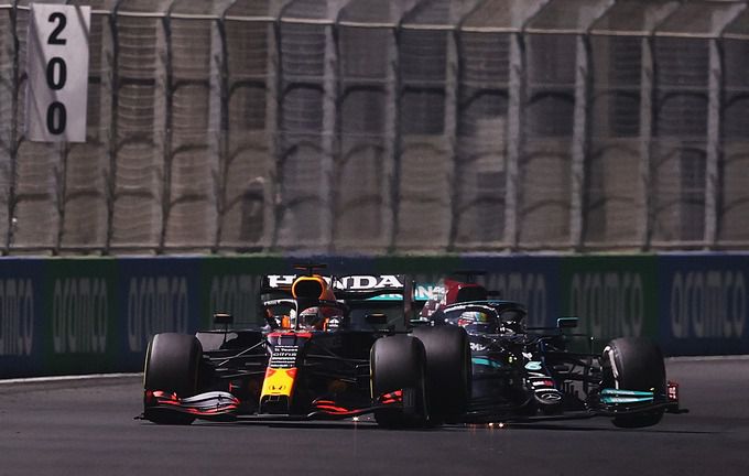 Max Verstappen versus Lewis Hamilton