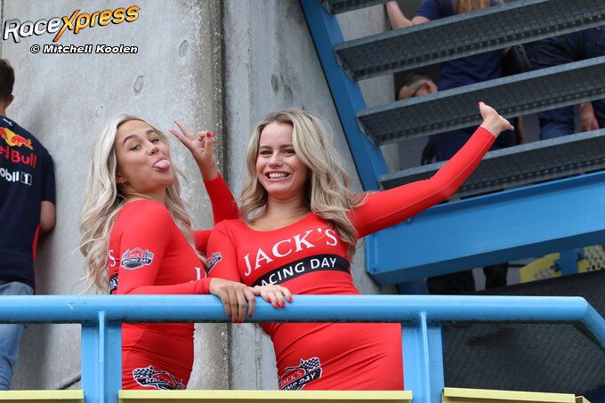 Grid girls just wanna have fun JACK'S Racing Days