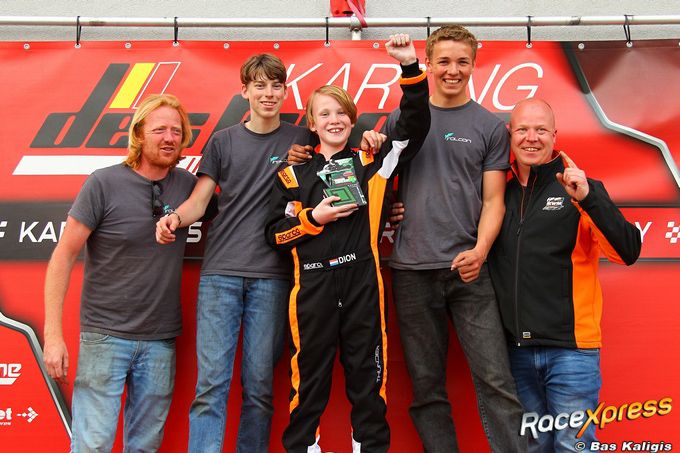 Dion van den Berg en de crew van KWM en PdB Racing blij met zege