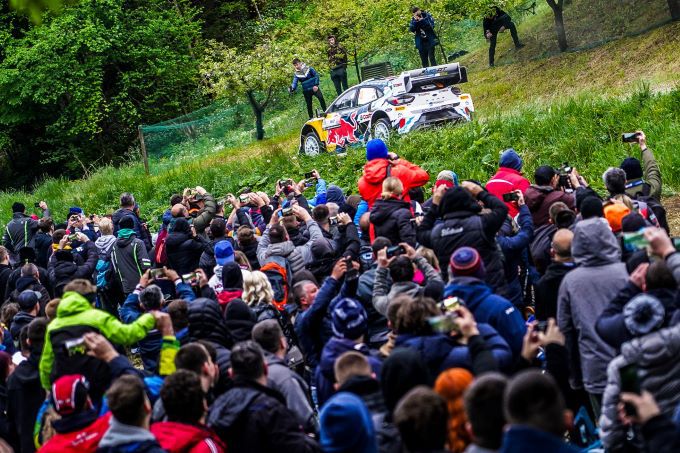 Kroati Rally 2024 Ford Puma grote menigte toeschouwers