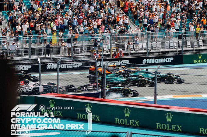 Crash Lewis Hamilton photo Formula 1 Crypto.com Miami Grand Prix