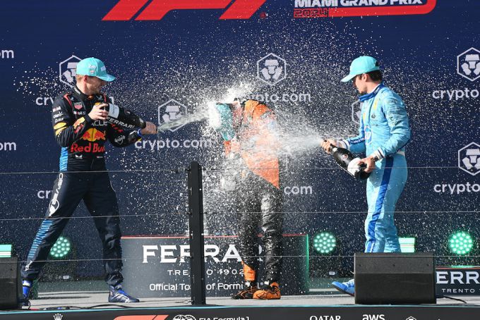 Max Verstappen geeft Lando Norris een champagnedouche als felicitatie voor Lando's eerste GP-overwinning!
