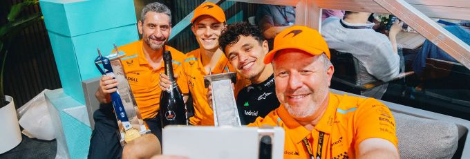 McLaren_Stella_Piastri_Norris_Brown_miami-2024-group-selfie-race-win