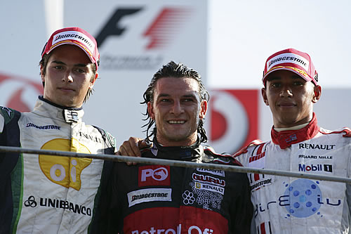 Podium race 1. Van links naar rechts: Nelson Piquet Jr, Giorgio Pantano en Lewis Hamilton