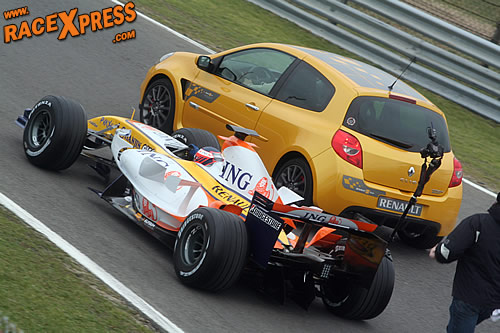 Het ING Renault F1 Team huurde twee dagen Circuit Park Zandvoort af voor fotosessies. Foto's door Emil Bilars, orangehat.nl
