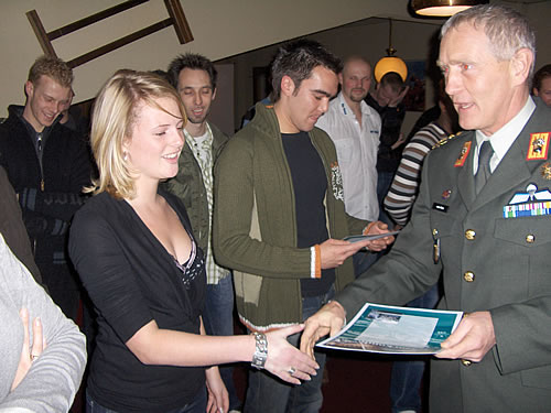 Sheila Verschuur krijgt een oorkonde