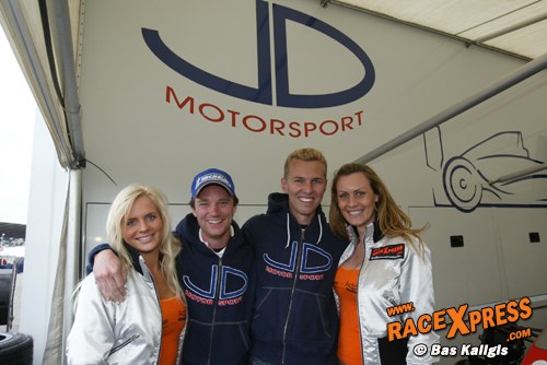 Chris van der Drift en teamgenoot Xavier Maassen (links) tijdens de Pinksterraces 2006 op Circuit Park Zandvoort