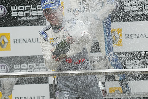 Chris van der Drift heeft al veel champagneflessen mogen ontkurken, zo ook hier op Circuit Zolder