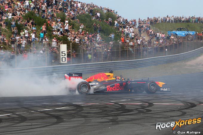 Max Verstappen F1 burn out en donuts