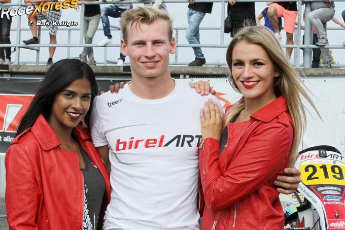martijn van :eeuwen in goed gezelschap van grid girls