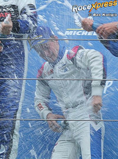 Champagnedouche voor Leonard Hoogenboom