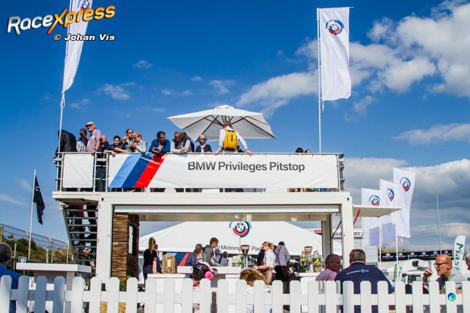Publiek en BMW-coureurs genieten van Historic Grand Prix Zandvoort BMW demo's