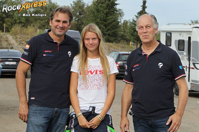 Autocoureur Bert de Heus met dochter Emely en begeleider Jan Moorman