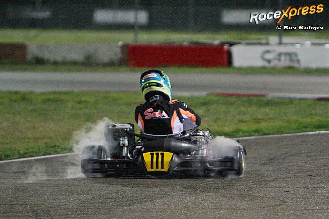 Gil Mertens viert kampioennschap met donuts