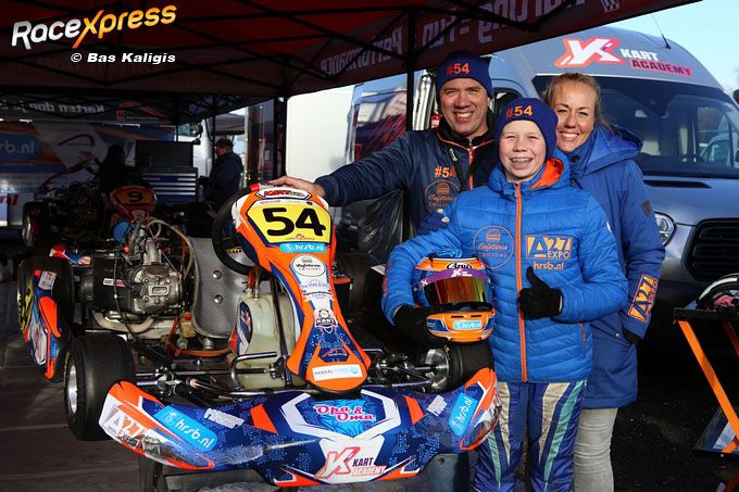 Racetalent Jenson de Leeuw met ouders die voor hem sleutelen
