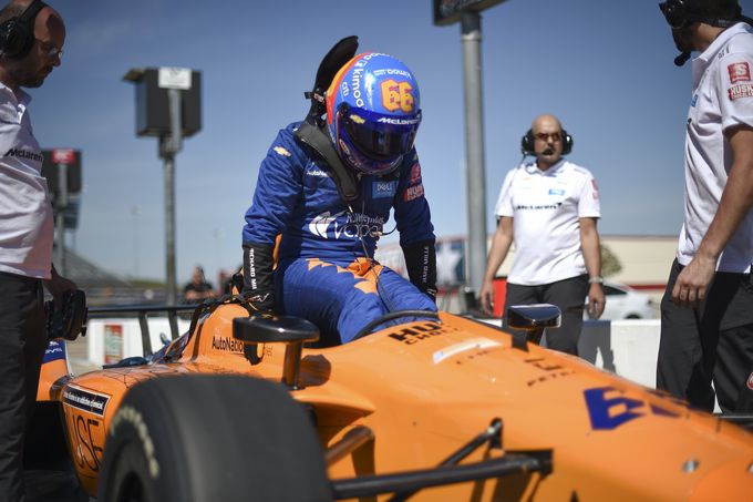 Fernando Alonso rijdt eerste ronden met McLaren IndyCar