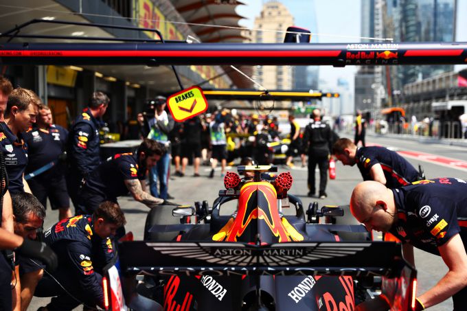 Red Bull F1 pits mechanics working
