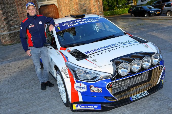 Bob de Jong toont op het Marktplein in Son zijn startnummer 1 voor de ELE Rally