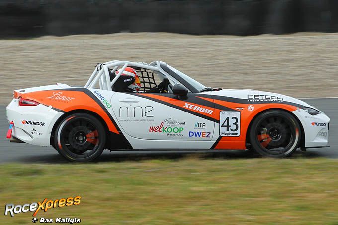 Autocoureur Max de Bruijn in Mazda MX5 Cup