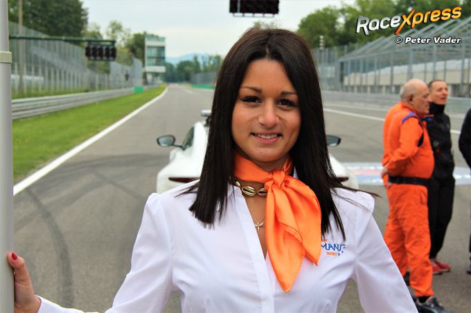 Monza grid girl oranje boven RX foto Peter Vader