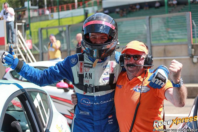 Autocoureur Daan Pijl wint in Ford Fiesta Cup hier met Cor Euser