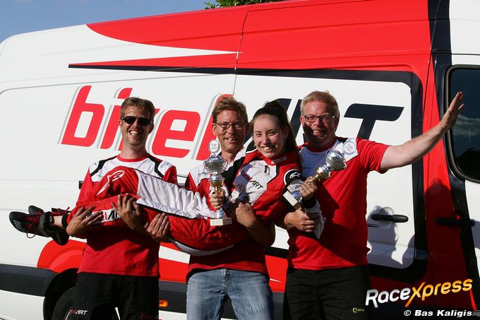 Nina Pothof op handen gedragen