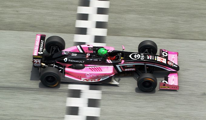 Joey Alders wint 3 races Asia Formule Renault