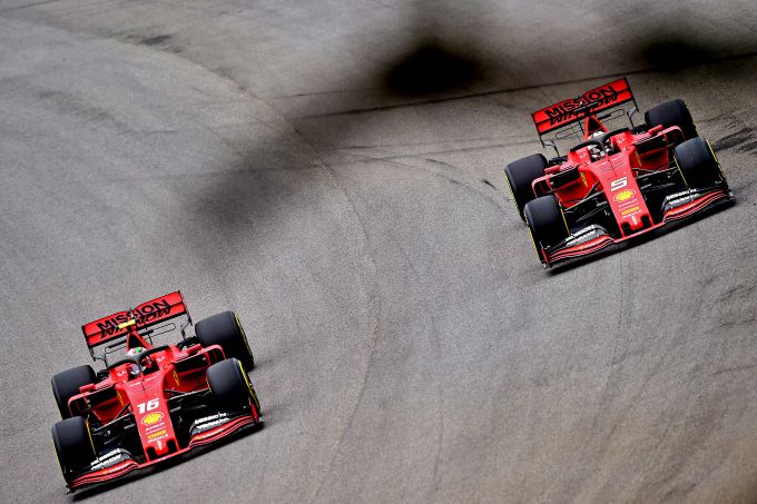 Charles Leclerc en Sebastian Vettel Ferrari F1