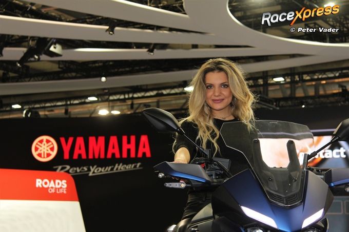 Yamaha motor babe revs your heart Espozione Internazionale Ciclo & Motociclo Milaan RX foto Peter Vader
