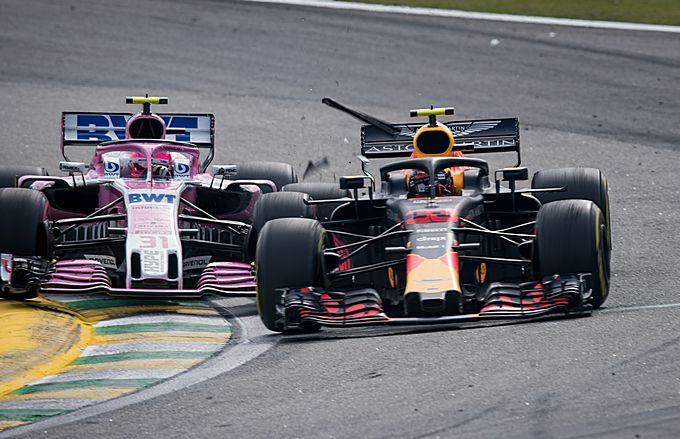 Esteban Ocon ramt Max Verstappen