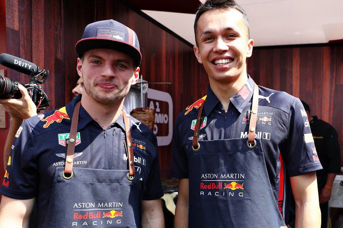 Max Verstappen en Alex Albon racexpress