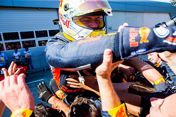 Max Verstappen viert feest met crew Red Bull Racing