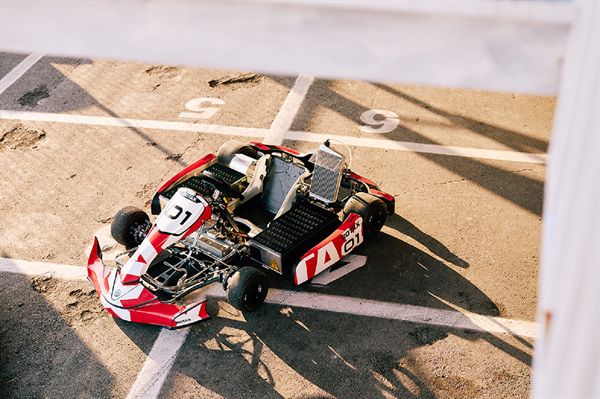 German Electric Kart Championship Project E20; kampioen wint test in Porsche 718 Cayman GT4 Clubsport