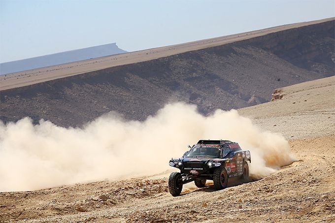Tim en Tom Coronel niet ongeschonden uit de etappe van de Dakar Rally 2020
