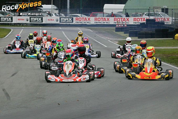 Emely de Heus aan kop met startnummer 7 in de Rotax Max Senior